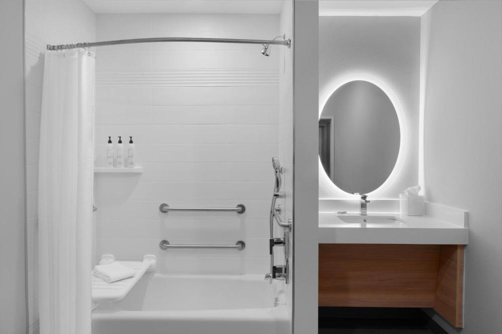 One-Bedroom King Suite with Sofa Bed and Adapted Tub - Mobility and Hearing Accessible interior